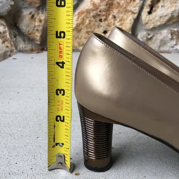 Like new! - SALVATORE FERRAGAMO Metallic Pumps Heels - Picture 6 of 10